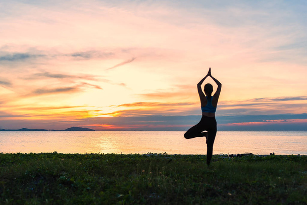 Йога силует. Медитація жінки в океані під час дивовижного заходу сонця. Фітнес і здоровий спосіб життя
 - Фото, зображення