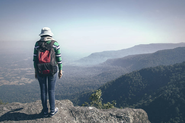 Joven turista con mochila vista al valle desde arriba
  - Foto, Imagen