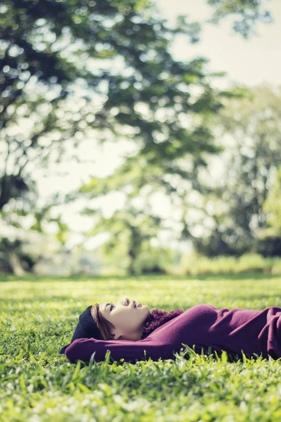 Krásná mladá žena ležící na něco myslí - Fotografie, Obrázek