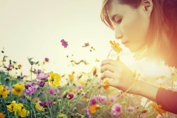 Красивая молодая женщина, нюхающая цветы
 - Фото, изображение