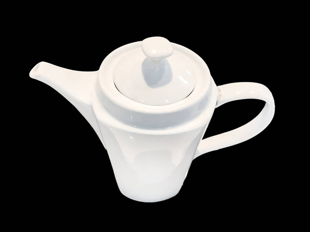 pot à thé en céramique blanche isolé sur fond noir
 - Photo, image