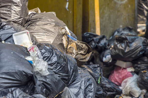 Abfalleimer mit Schaum, schwarzer Müllsack - Foto, Bild