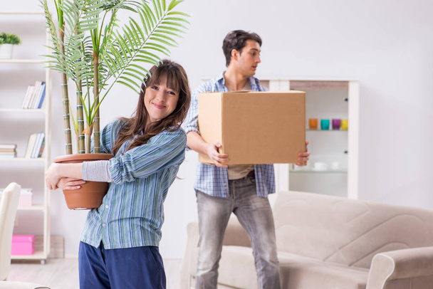 Família jovem se mudando para novo apartamento depois de pagar a hipoteca - Foto, Imagem