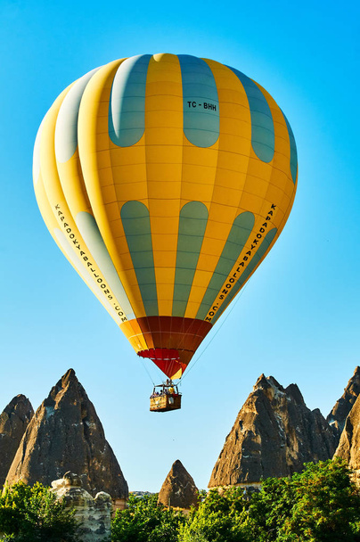 Воздушный шар в горах Каппадокии
 - Фото, изображение