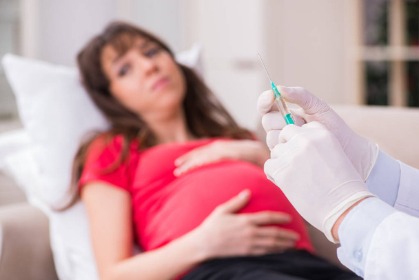 Paziente incinta in visita dal medico per un controllo regolare - Foto, immagini