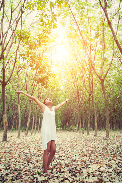 Щаслива красива молода жінка піднімає руки в лісі насолоджуйтесь
 - Фото, зображення