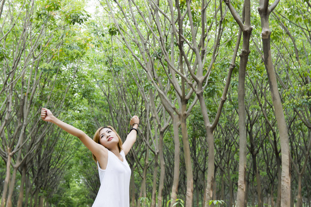 Nuori kaunis aasialainen nainen venyttää nauttia raitista ilmaa t
 - Valokuva, kuva