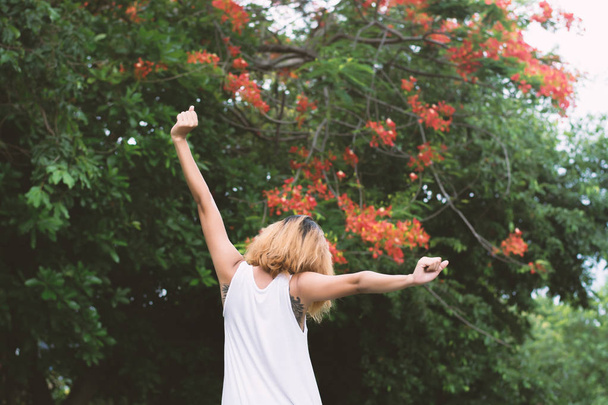 mutlu kadın ayakta havada kollarını uzat. Taze AI keyfini çıkarın - Fotoğraf, Görsel