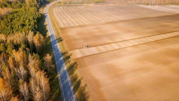Трактор пашет поле удобрениями. Автумн, Россия
  - Фото, изображение