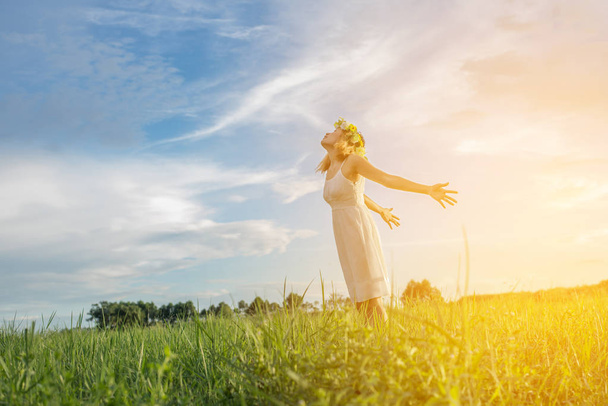 Freiheitskonzept: Junge schöne Frau genießt an frischer Luft  - Foto, Bild