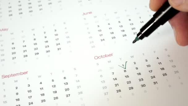Zaloguj się dzień w kalendarzu za pomocą pióra, wyciągnąć kleszcza - Materiał filmowy, wideo