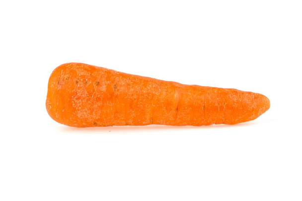 Ξεφλουδισμένα καρότα σε λευκό φόντο - Φωτογραφία, εικόνα