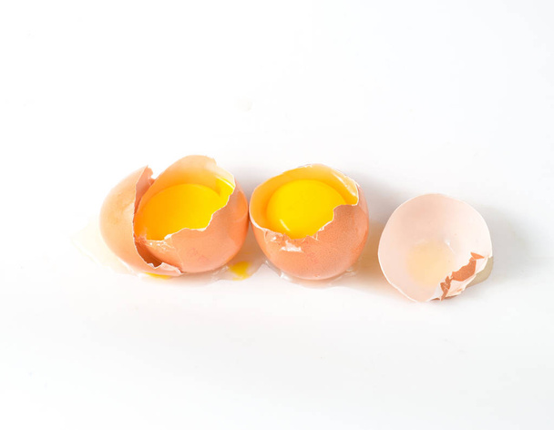 Разбитые куриные яйца на белом фоне
. - Фото, изображение