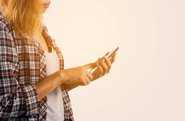 jeune femme hipster toucher smartphone debout avec isoler wh
 - Photo, image