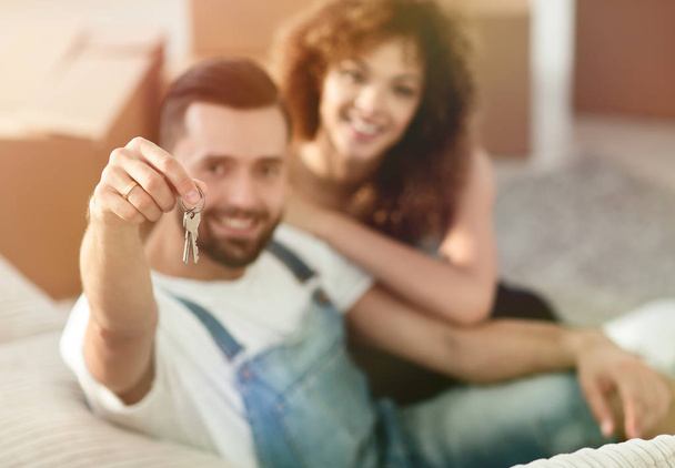 Young couple with a key to a new apartment. - Foto, imagen