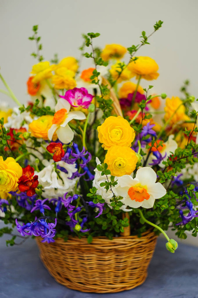 Bouquet d'été avec des fleurs jaune vif et blanc
 - Photo, image
