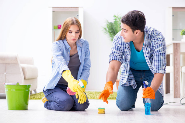 Junge Familie putzt das Haus - Foto, Bild