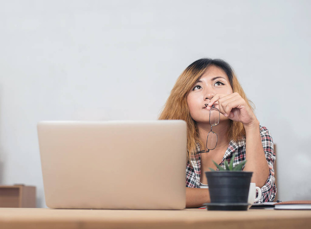 νεαρά πανέμορφο hipster γυναίκα κάθεται στο χώρο εργασίας και σκέψης  - Φωτογραφία, εικόνα