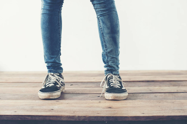 hipster fresco mujer pies con zapatillas negras, suave vintage tonificado
  - Foto, imagen