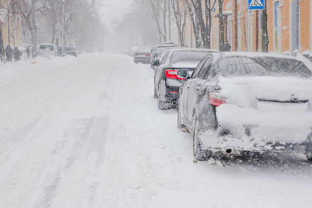 Zasněžené auto disky v zimě bouře - Fotografie, Obrázek