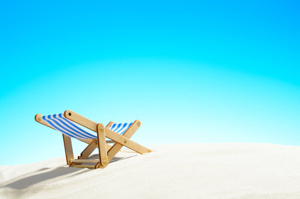 Tumbona en la playa de arena y el cielo con espacio para copiar
 - Foto, imagen