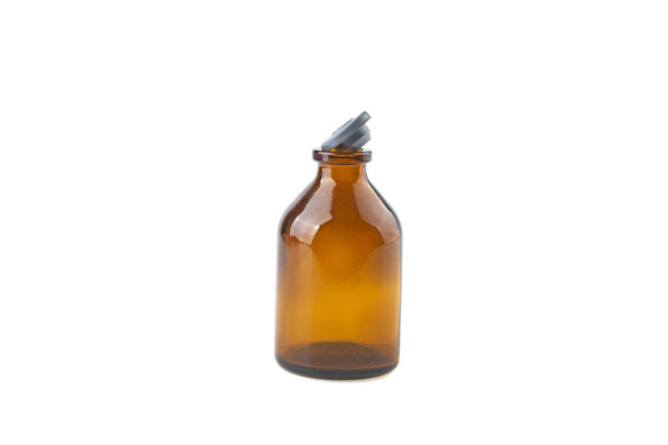 cam şişe için tıp açık mantar beyaz arka plan üzerinde izole kahverengi - Fotoğraf, Görsel