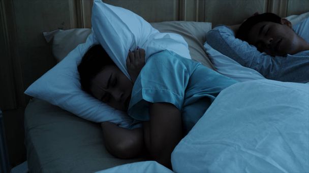 A csinos nő nem tud aludni, mert a férjem horkolás - Fotó, kép