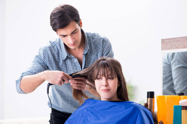 Mann Friseur macht Haarschnitt für Frau - Foto, Bild