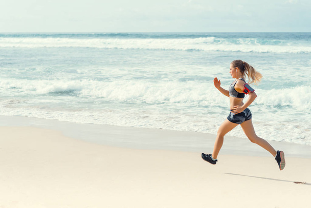 juokseva tyttö - Valokuva, kuva
