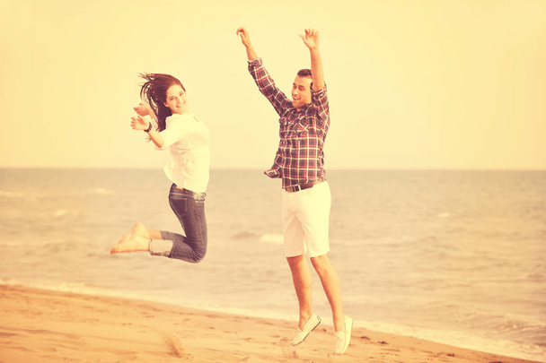 šťastný mladý pár bavte se na pláži - Fotografie, Obrázek