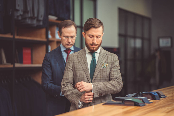 スーツのビジネスマン - 写真・画像
