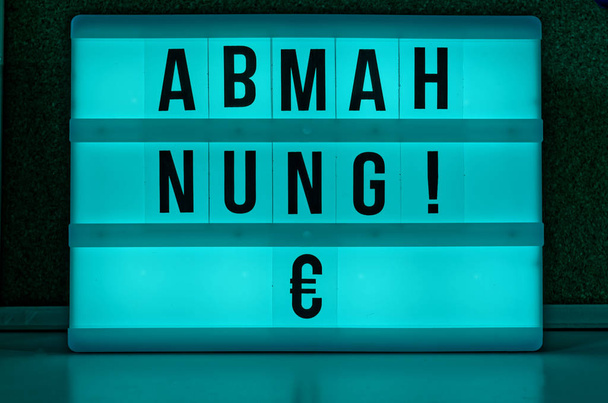 Işıklı kapı aynası ile Almanca kelime "" yazılı uyarı"Abmahnung" İngilizce bir uyarı Upload ile sembolize dosya paylaşım sarı dosyaları - Fotoğraf, Görsel