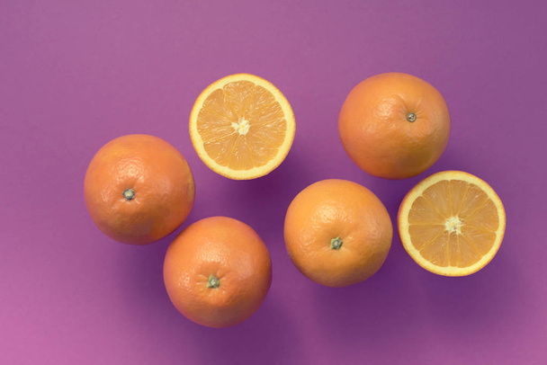 die orange ist tropische Früchte Hintergrund ultraviolette Objekt nützliche natürliche Bio-Lebensmittel Minimalismus Draufsicht flache Lage Tonung - Foto, Bild