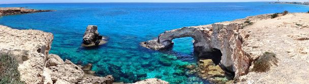 Panorama íves sziklás partján fekvő Földközi-tengerre Ciprus  - Fotó, kép