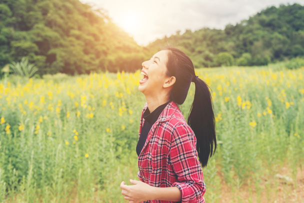 Счастливая молодая красивая женщина, наслаждающаяся летом в желтом цвете
 - Фото, изображение