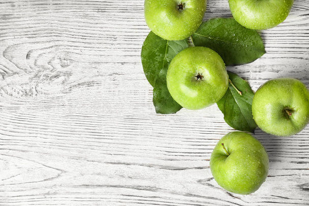 Fresh green apples on wooden background, top view - Foto, afbeelding