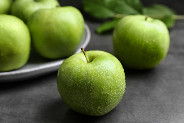 Fresh green apples on table - Foto, immagini