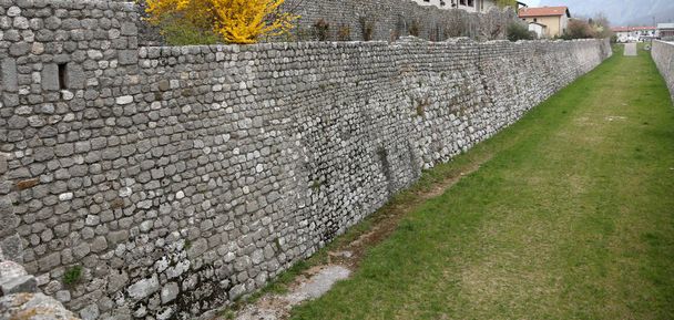 muralla de piedra medieval en la ciudad de Venzone en el norte de Italia
 - Foto, Imagen