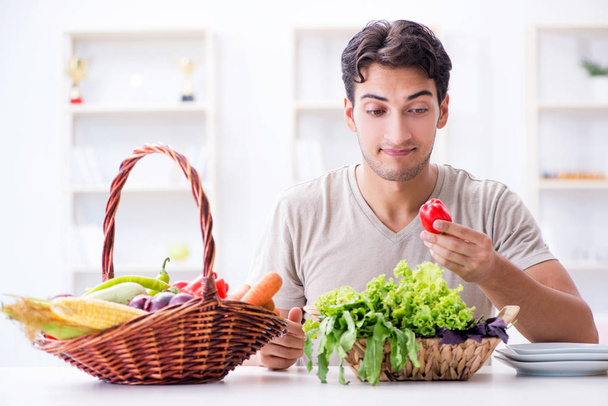 Nuori mies terveellisessä ruokavaliossa ja ruokavaliossa - Valokuva, kuva