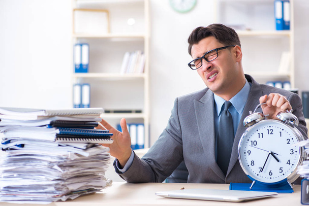 Employee failing to meet tax reporting deadlines - Photo, Image