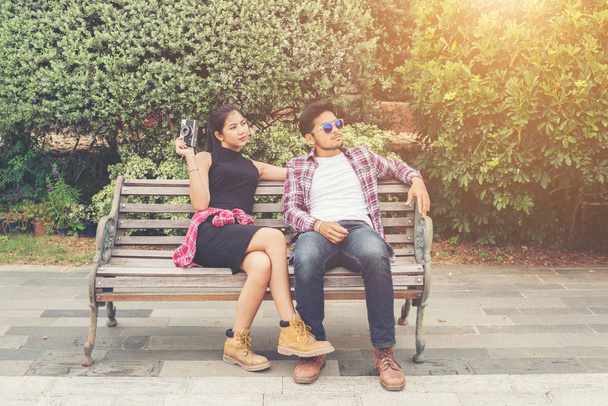 Joven pareja hipster adolescentes enamorados en la ciudad, Vacío de verano
 - Foto, Imagen