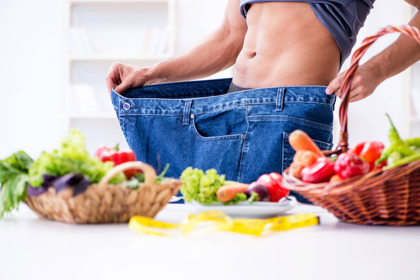Jeune homme dans une alimentation saine et concept de régime - Photo, image