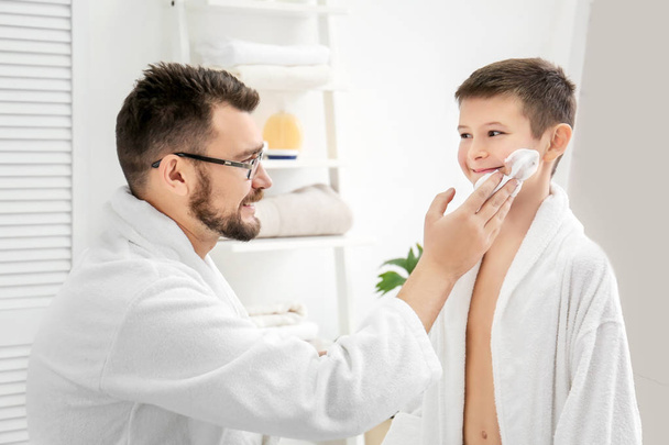 Dad teaching his son to shave in bathroom - Fotografie, Obrázek
