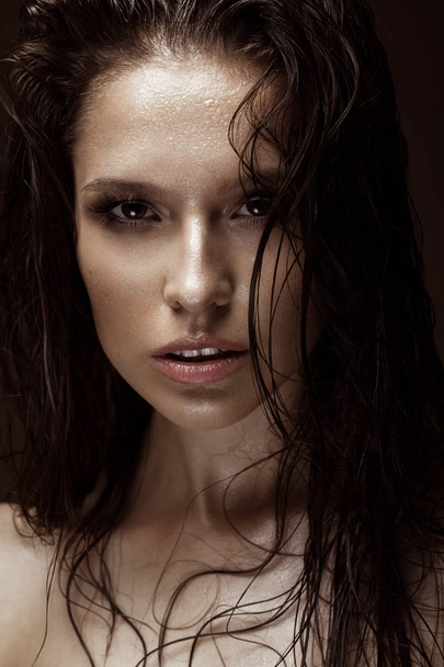 Beautiful girl with a bright make-up, wet hair and skin. Beauty face. - Foto, immagini