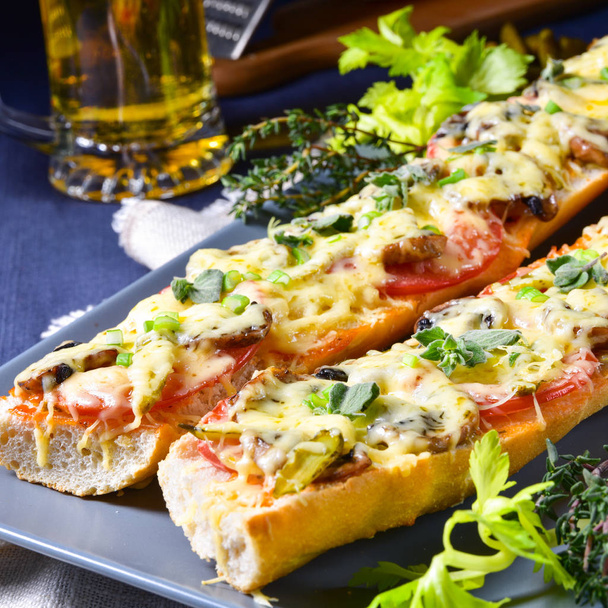 bière froide et savoureuse baguette végétarienne au fromage et légumes
  - Photo, image