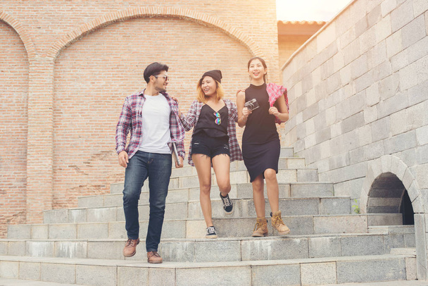 Ομάδα ευτυχισμένος hipster κατεβαίνοντας τις σκάλες έφηβων μαθητών  - Φωτογραφία, εικόνα