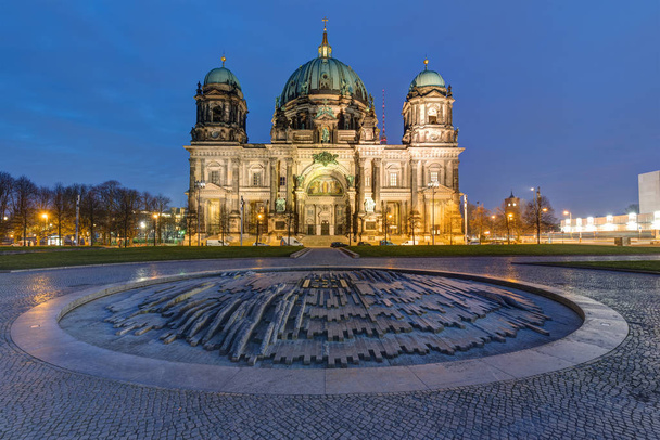 Το φωτιζόμενο Καθεδρικός Ναός του Βερολίνου το πρωί - Φωτογραφία, εικόνα