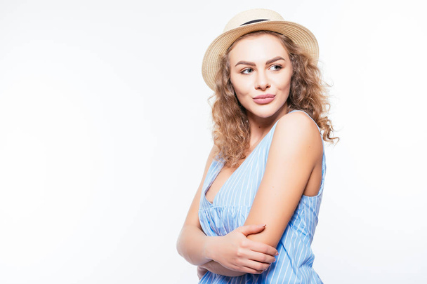 Retrato de una mujer atractiva sonriente en vestido y sombrero de verano
 - Foto, imagen