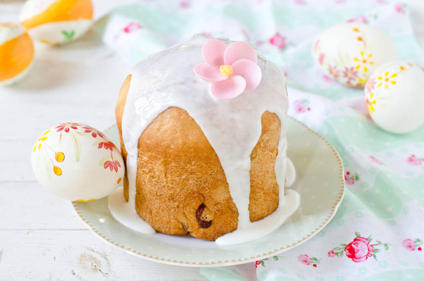 Easter composition with traditional Russian Easter bread kulich - Фото, зображення
