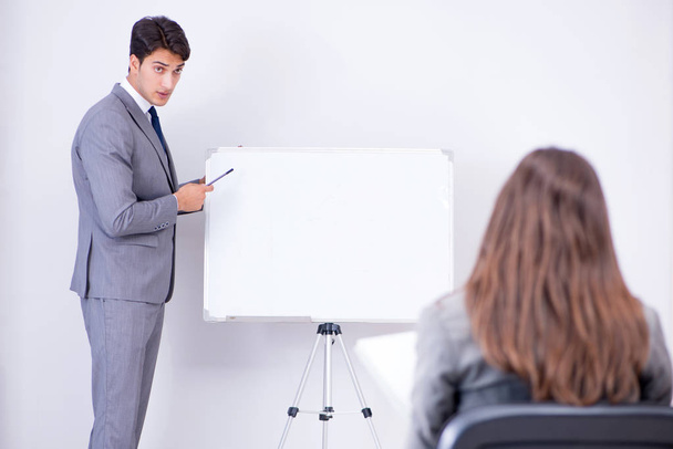 Üzleti prezentáció az irodában, férfival és nővel - Fotó, kép